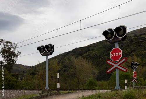 Barrier-free level crossing