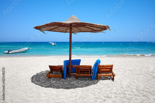 Tropical sandy beach on a sunny day, summer vacation concept. © MaciejBledowski