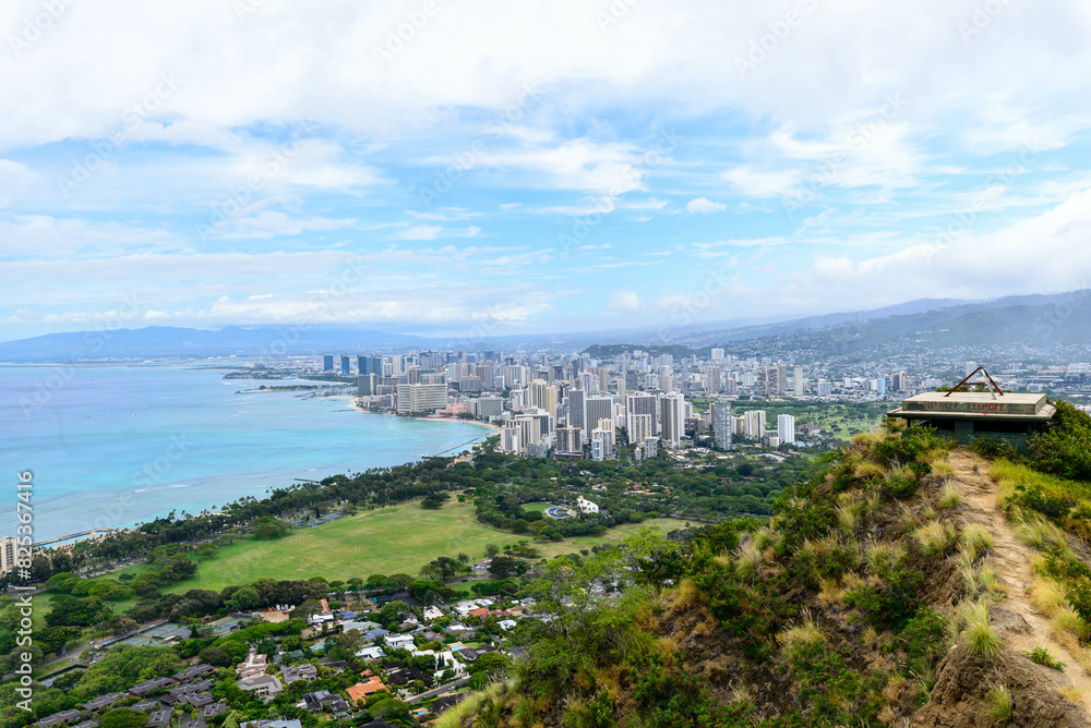 Obraz premium Cityscape of Honolulu seen from Diamond Head State Monument Hawaii USA.