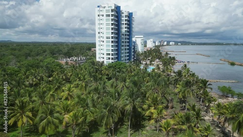 Playa con palmeras y edificios blancos en el caribe colombia