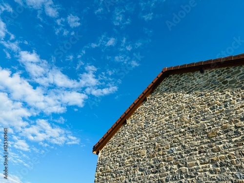Maison en pierre avec un ciel nuageux