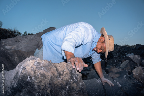 Manual extraction of stone blocks in quarry