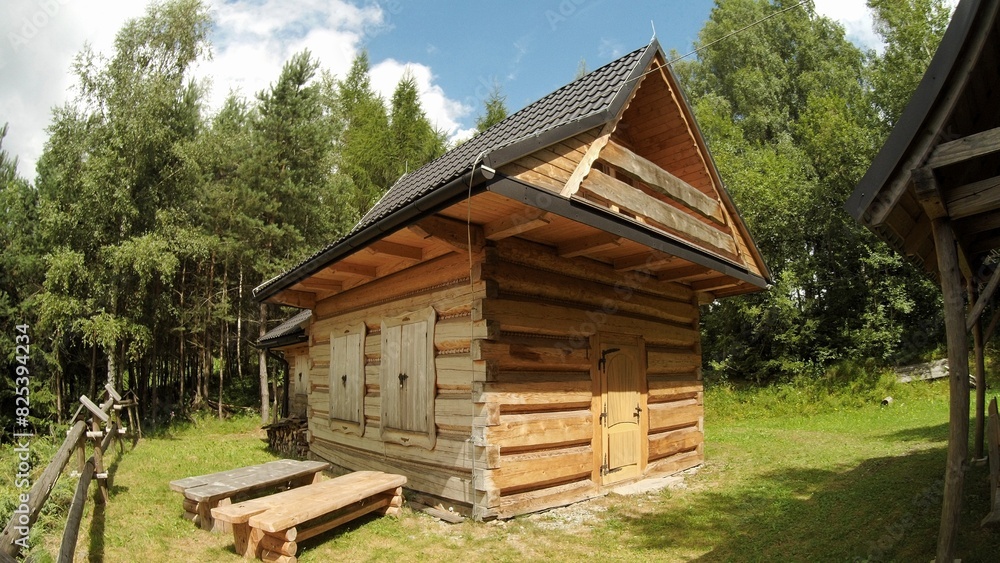 drewniany wiejski budynek