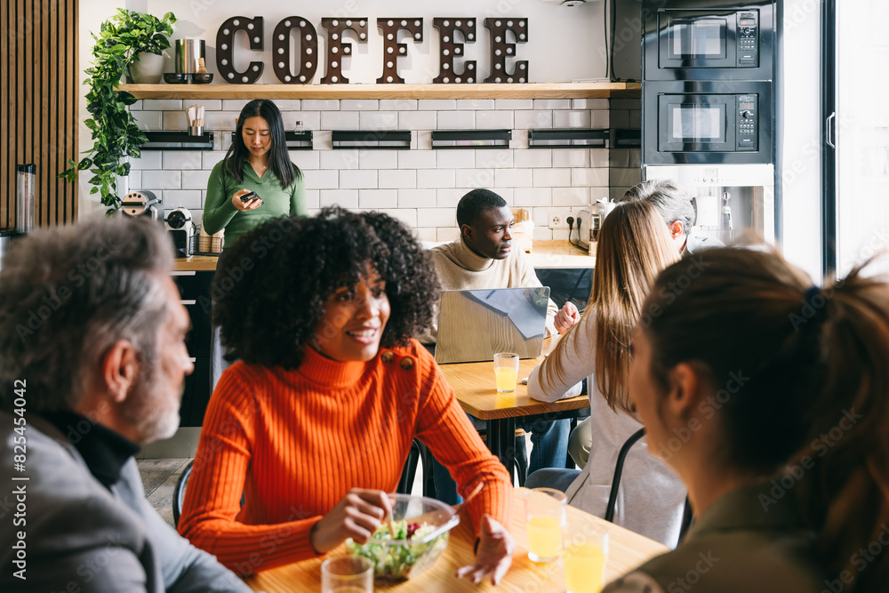 © VICTOR TORRES/Stocksy - Diverse group of friends enjoying time at a coffee shop © VICTOR TORRES/Stocksy - Diverse group of friends enjoying time at a coffee shop