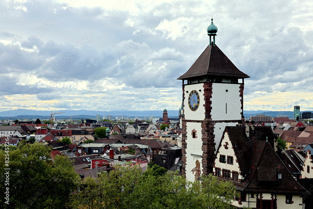 Schwabentor in Freiburg unter Wolken