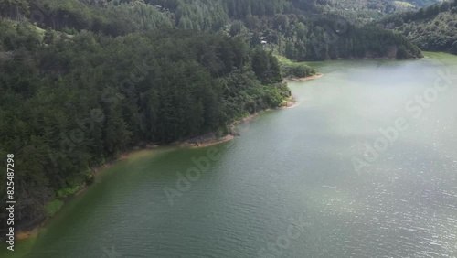 Laguna y bosque timelapse hiperlapso drone