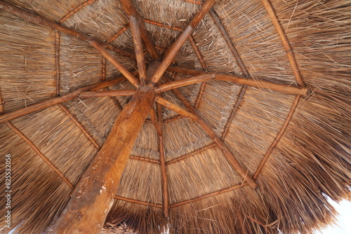Foto low angle view of tiki hut thatch roof