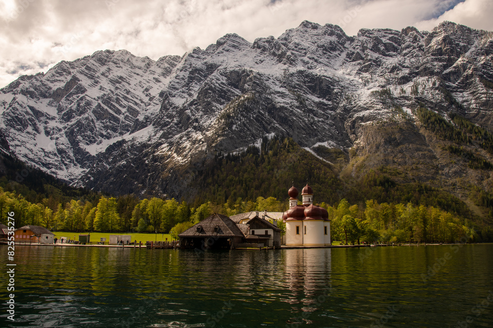 Fototapeta premium Blick über den Königssee Richtung St. Bartholomä im Hintergrund der Watzmann