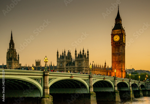 Big Ben em Londres com vista do Rio Tâmisa e a ponte Westminster Bridge