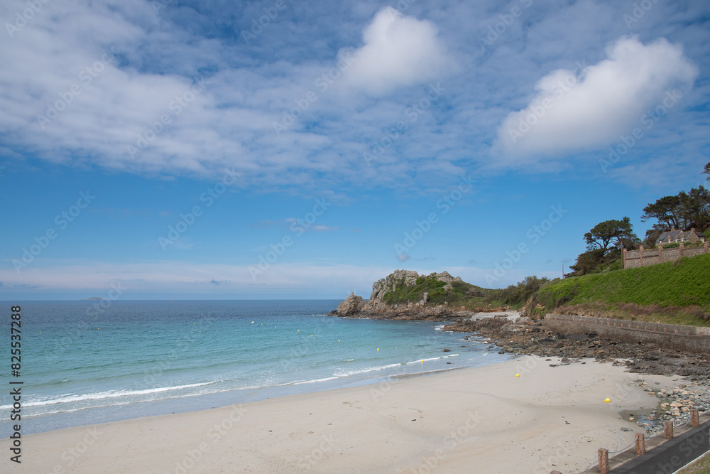 La magnifique plage Trestrignel de Perros-Guirec en Bretagne - France