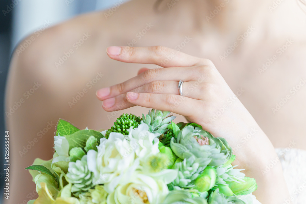 結婚指輪　婚約指輪を付ける花嫁