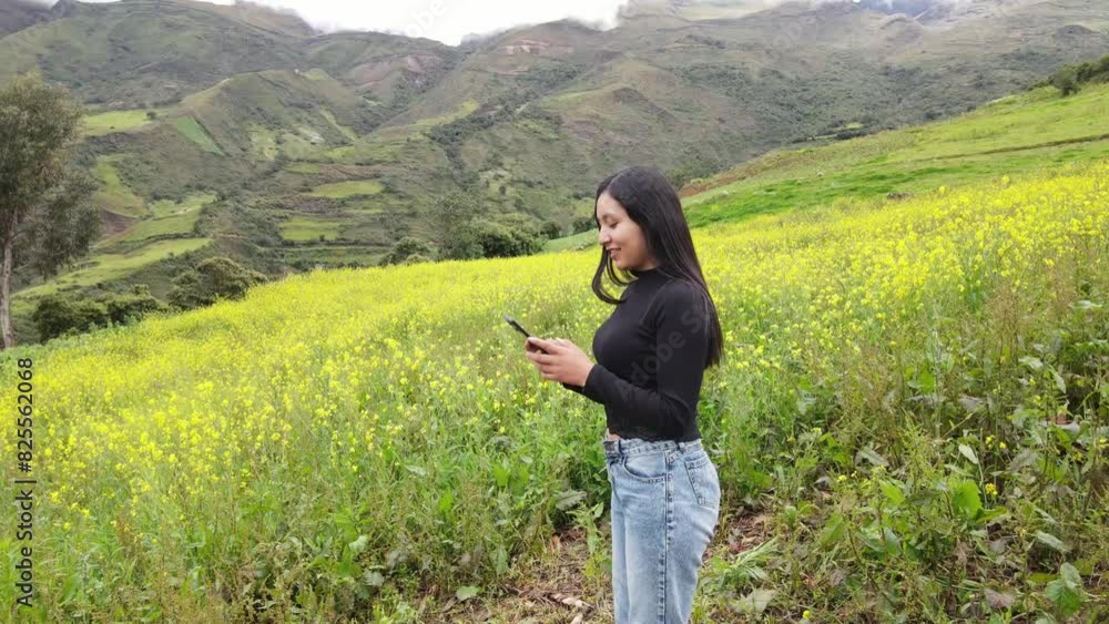 Contrastes florales entre la serenidad de las flores amarillas y la modernidad de una niña con una camiseta negra y su teléfono celular hablando, al aire libre, la tecnología, la vida saludable, Contrastes florales entre la serenidad de las flores amarillas y la modernidad de una niña con una camiseta negra y su teléfono celular hablando, al aire libre, la tecnología, la vida saludable,