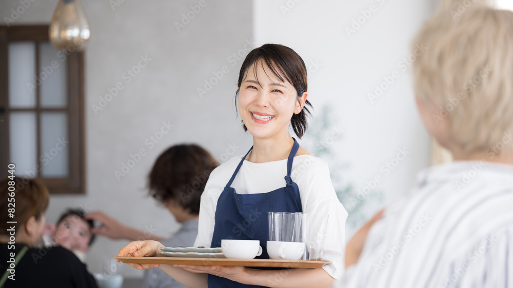 Fototapeta premium カフェや飲食業、レストランのスタッフ カメラ目線 転職や求人の募集などのイメージ 楽しく働く