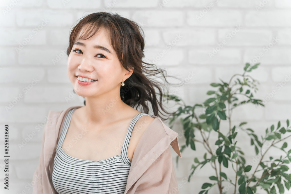 ヘアセットした笑顔の日本人女性
ヘアセットした笑顔の日本人女性