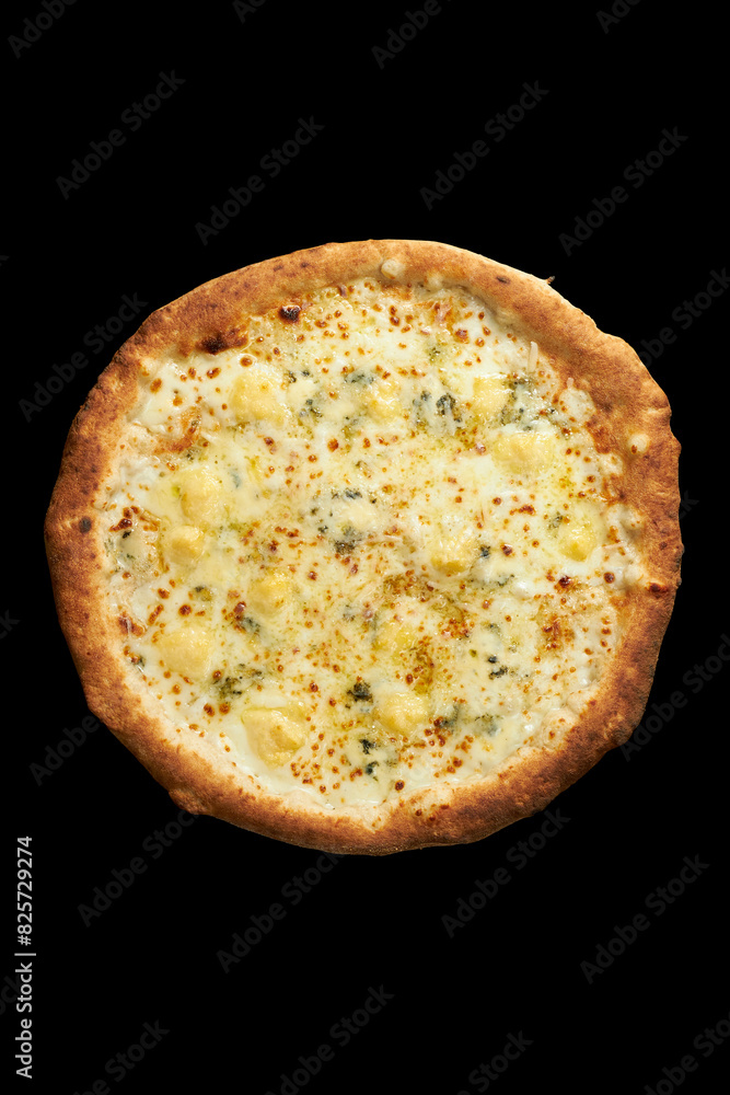 Pizza cuatro quesos artesanal en fondo negro Pizza cuatro quesos artesanal en fondo negro