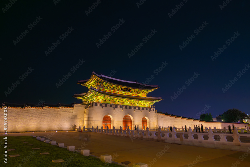 Fototapeta premium Great night view of Gyeongbokgung Palace