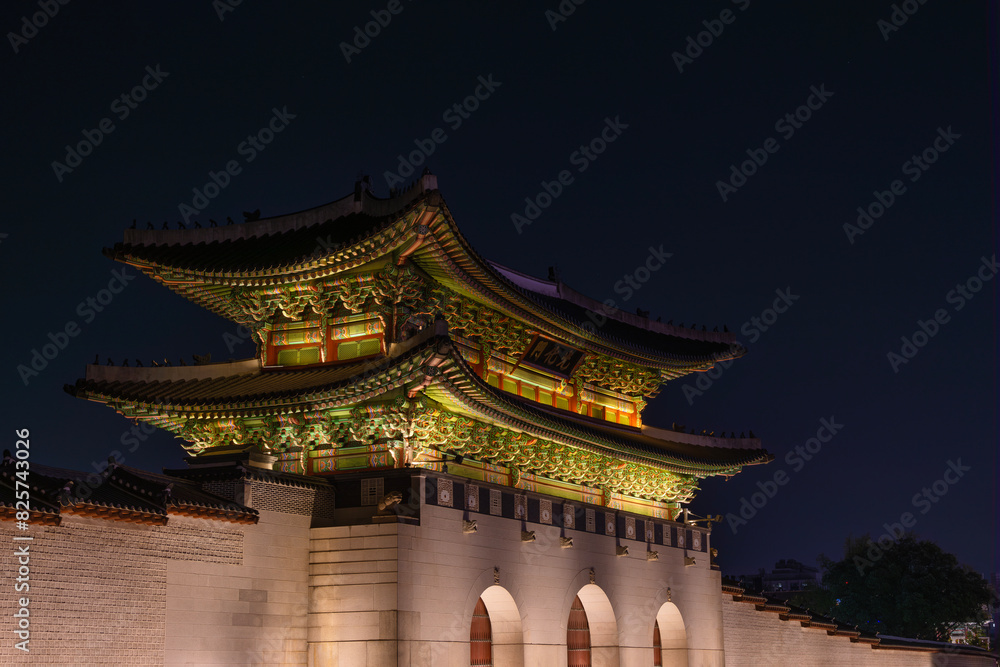Fototapeta premium Great night view of Gyeongbokgung Palace