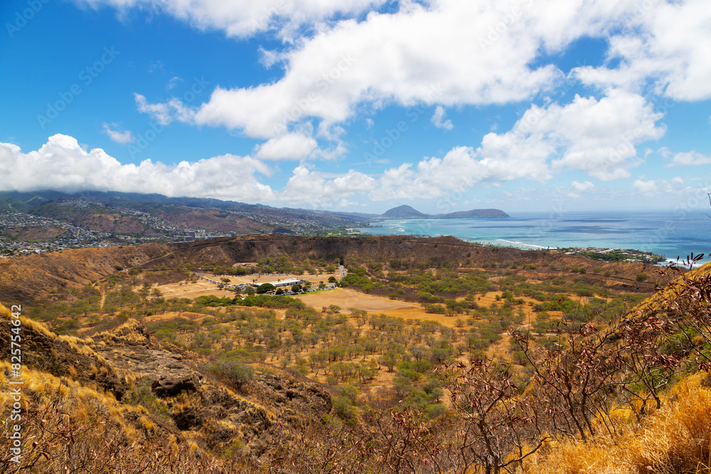 Diamond Head crater as seen from atop the Honolulu state monument in Oahu, Hawaii Diamond Head crater as seen from atop the Honolulu state monument in Oahu, Hawaii
