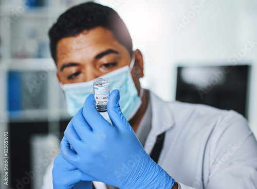 Fotografia Scientist, medicine and vaccine for laboratory test, research and results with covid 19 solution