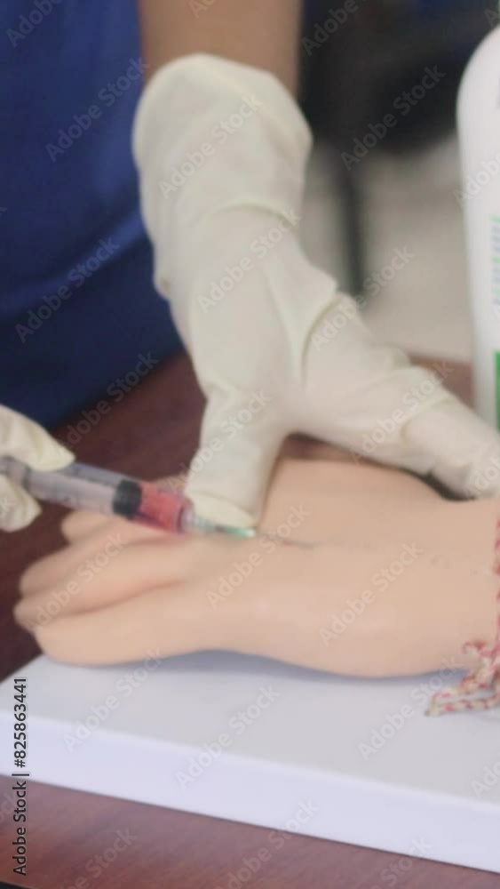 Enfermera tomando  muestras de sangre  de la mano de una persona. Enfermera inyectando en la mano de un paciente. Nurse taking blood samples from a person's hand. Nurse injecting into a patient's hand