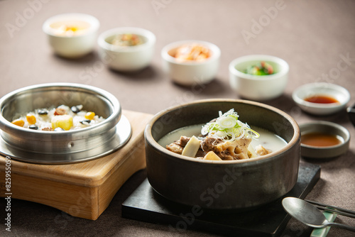 건강식의 잡곡밥과 갈비탕.