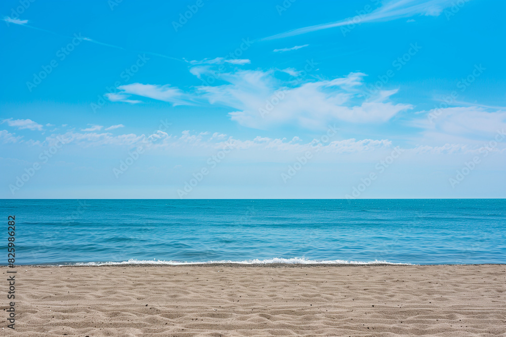 Obraz premium Sunny Beach with Blue Sky and Ocean View