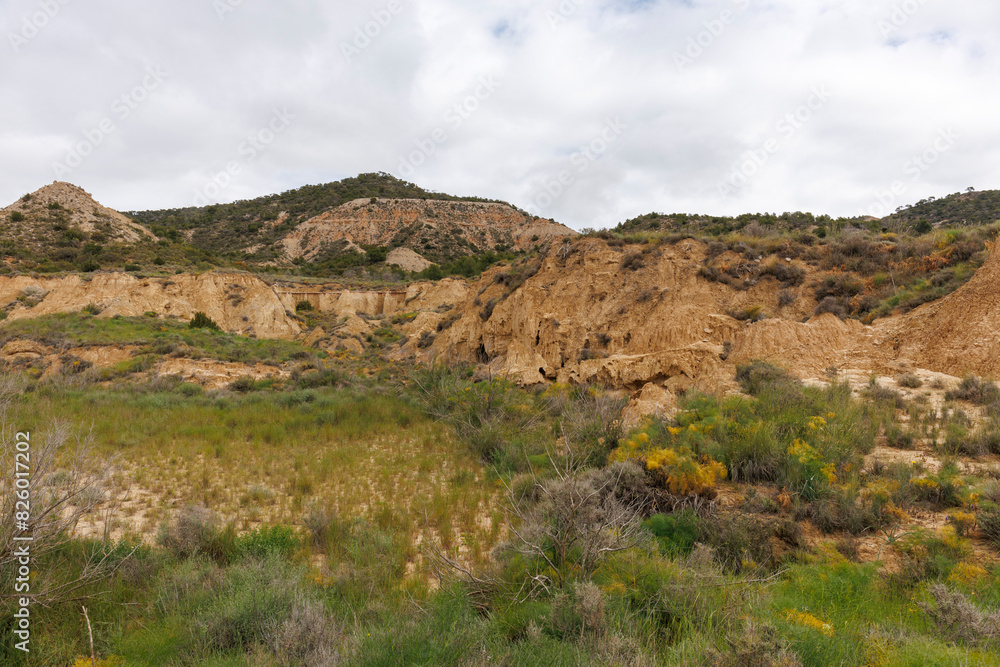 Vue de la Bardena Negra située dans les Bardenas Reales, une région naturelle semi-désertique de Navarre, en Espagne. Vue de la Bardena Negra située dans les Bardenas Reales, une région naturelle semi-désertique de Navarre, en Espagne.