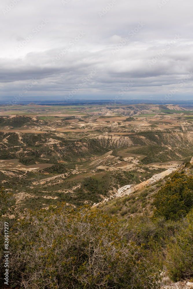 Fototapeta premium Vue de la Bardena Negra située dans les Bardenas Reales, une région naturelle semi-désertique de Navarre, en Espagne.