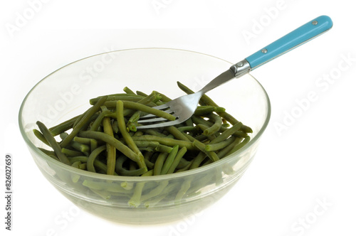 Saladier de haricots verts avec une fourchette en gros plan sur fond blanc photo