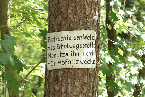 Schild an einem Baum: Betrachte den Wald als Erholungsort. Benutze ihn nicht für Abfallzwecke