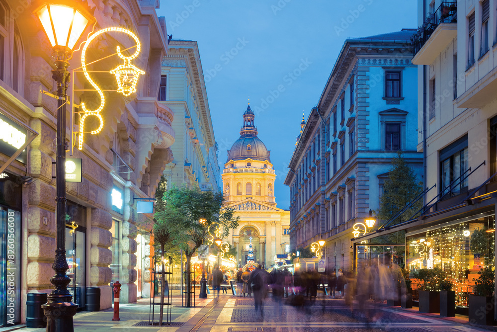 Fototapeta premium Night street view featuring St. Stephen's Basilica