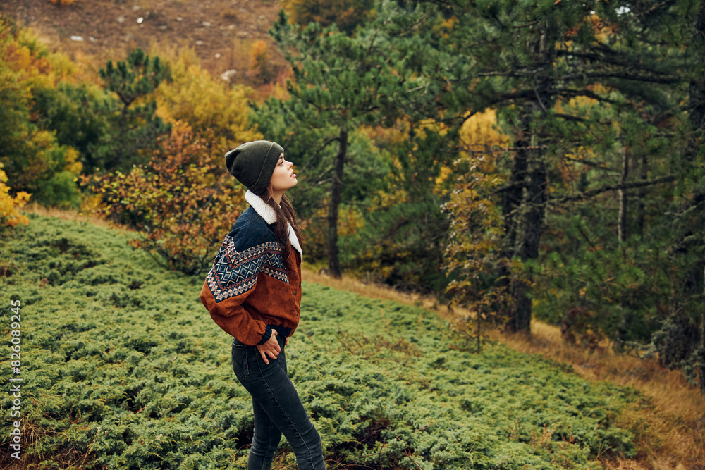 Φωτογραφία Serene woman standing amidst lush beauty of nature with trees and foliage peacef