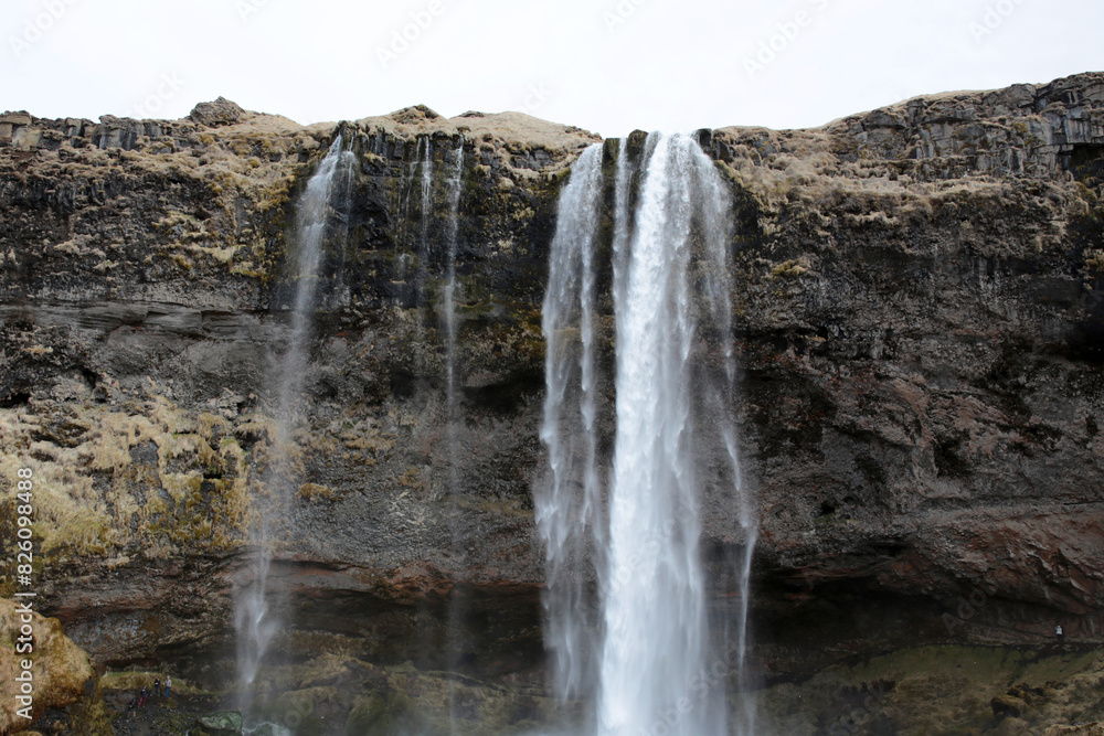 Obraz premium Landschaftsbild auf Island, Wasserfall am Seljalandsfoss