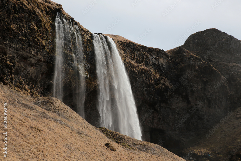 Obraz premium Landschaftsbild auf Island, Wasserfall am Seljalandsfoss