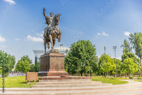 Cuadro en lienzo Statue of the legendary Tamerlane Amir Temur on Horseback in Tashkent, Uzbekistan