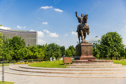 Tableau sur toile Statue of the legendary Tamerlane or Amir Temur on Horseback in Tashkent, Uzbekistan