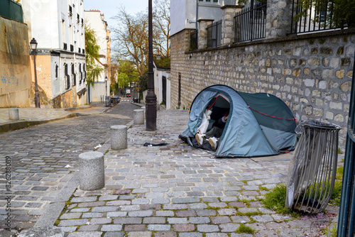 Fototapeta Naklejka Na Ścianę i Meble -  Tente d'un sans domicile fixe qui campe dans les rues de Paris en France