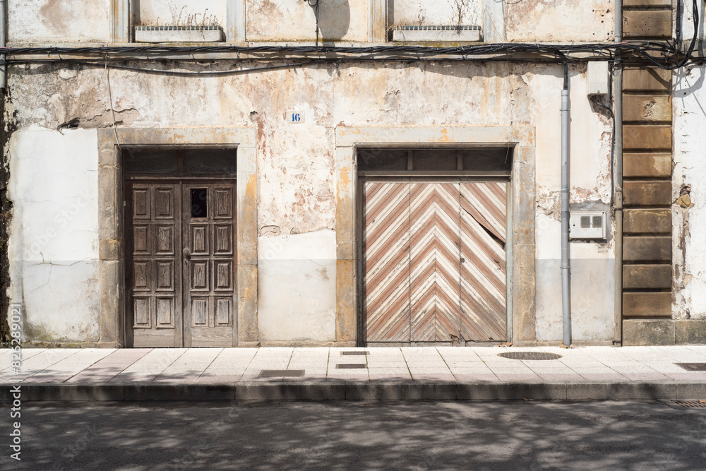 Fototapeta premium Puerta de garaje en fachada de edificio abandonado