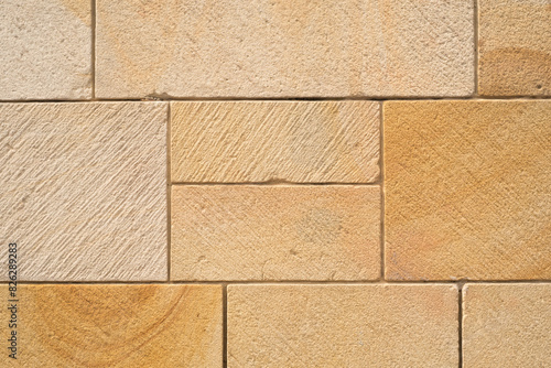 Muro de bloques de piedra arenisca en edificio antiguo monumental