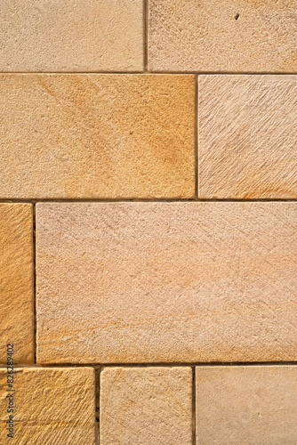 Muro de bloques de piedra arenisca en edificio antiguo monumental