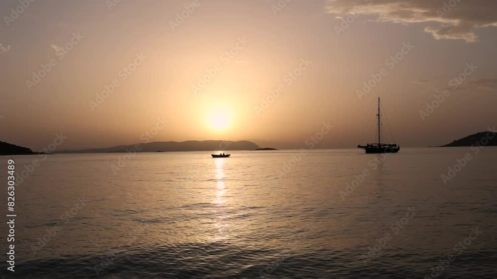 Sonnenuntergang am Meer mit vorbeifahrendem Fischerboot Sonnenuntergang am Meer mit vorbeifahrendem Fischerboot