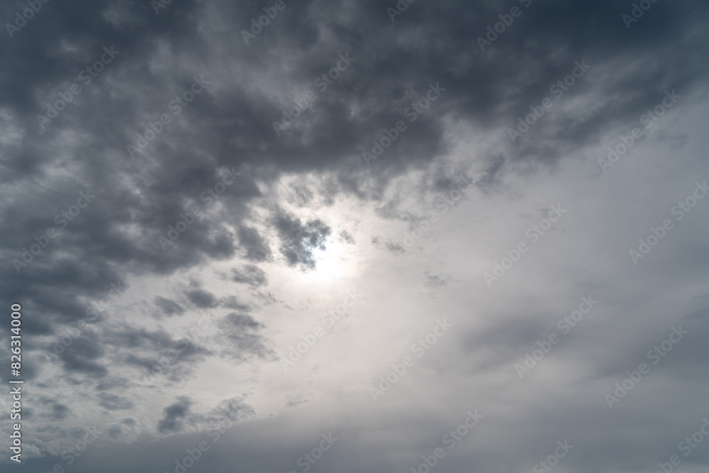 Obraz premium 分厚い雲の隙間から差し込む太陽