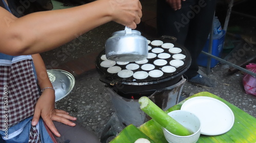 Zubereitung einer Süssspeise aus Milch in Laos