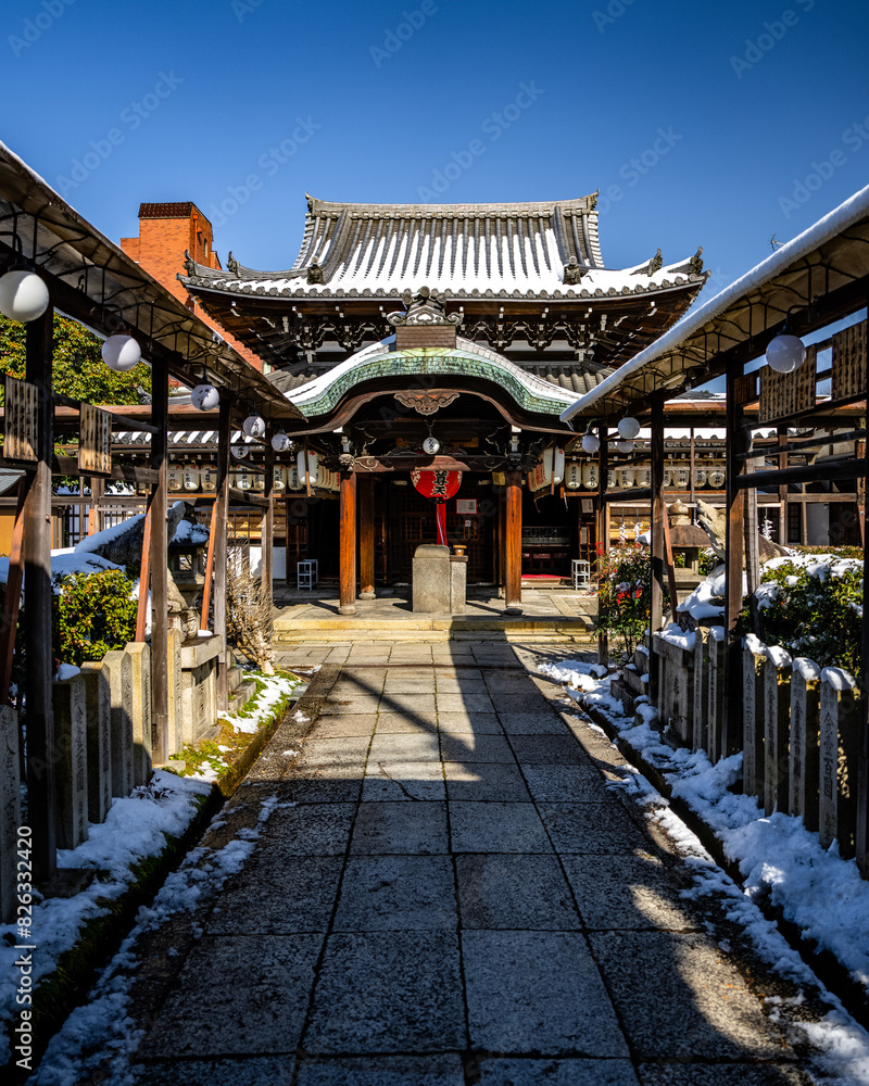 Naklejka premium Ancient snow covered Buddhist temple in Kyoto Japan.