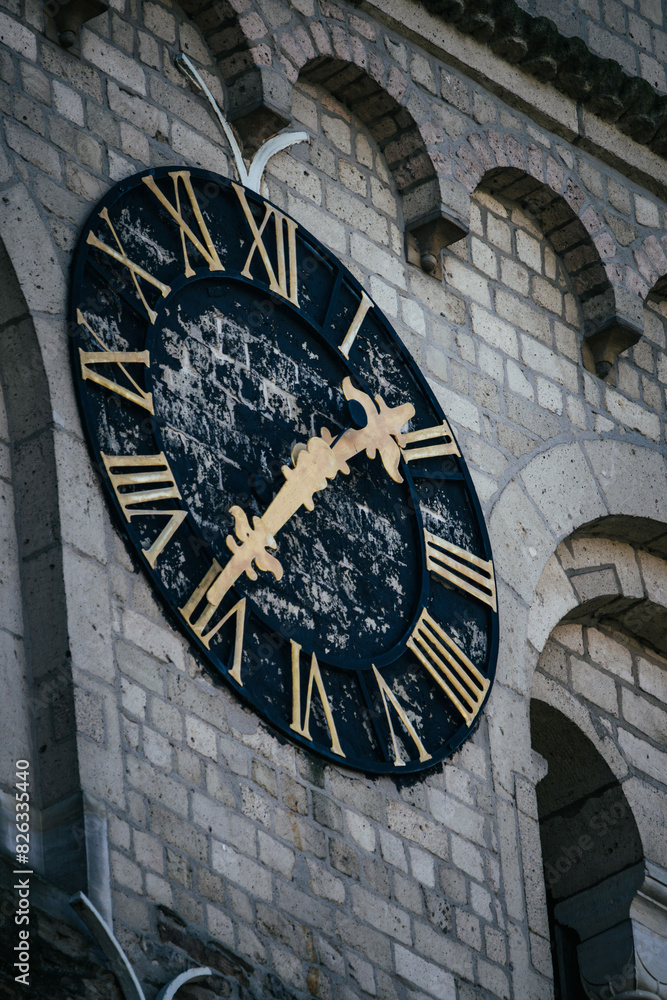 Obraz premium a clock on a tower on the side of a building