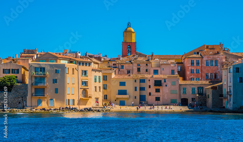 La mythique plage de la ponche à Saint-Tropez au Printemps vu de la mer.