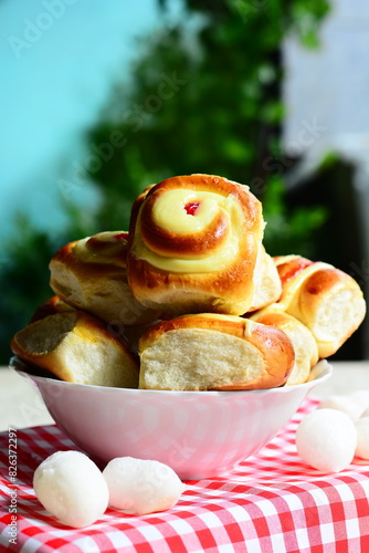 Pão doce é um tipo de pão muito comum no Brasil e em Portugal. A receita varia conforme a região de origem photo