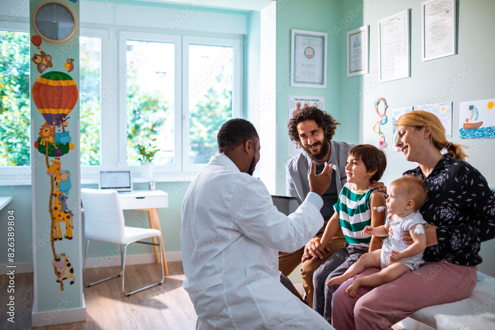 © Marko Geber - Family at pediatrician's office for children's check-up with doctor © Marko Geber - Family at pediatrician's office for children's check-up with doctor