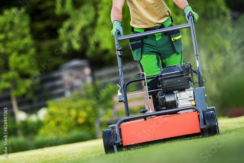 Fotografía Landscaper Operating Gasoline Powered Aerator