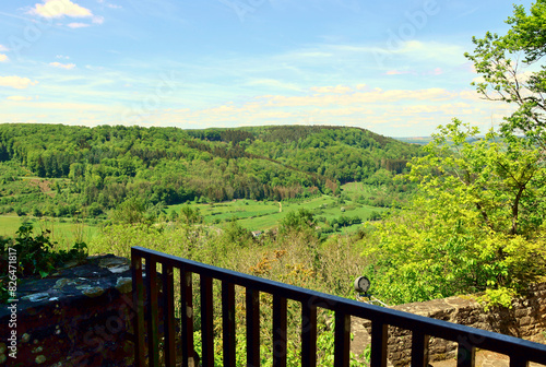 Aussicht von der Ruine der Prümer Burg bei Prümzurlay ins Tal des Flusses Prüm im Eifelkreis Bitburg-Prüm im deutschen Bundesland Rheinland-Pfalz. 